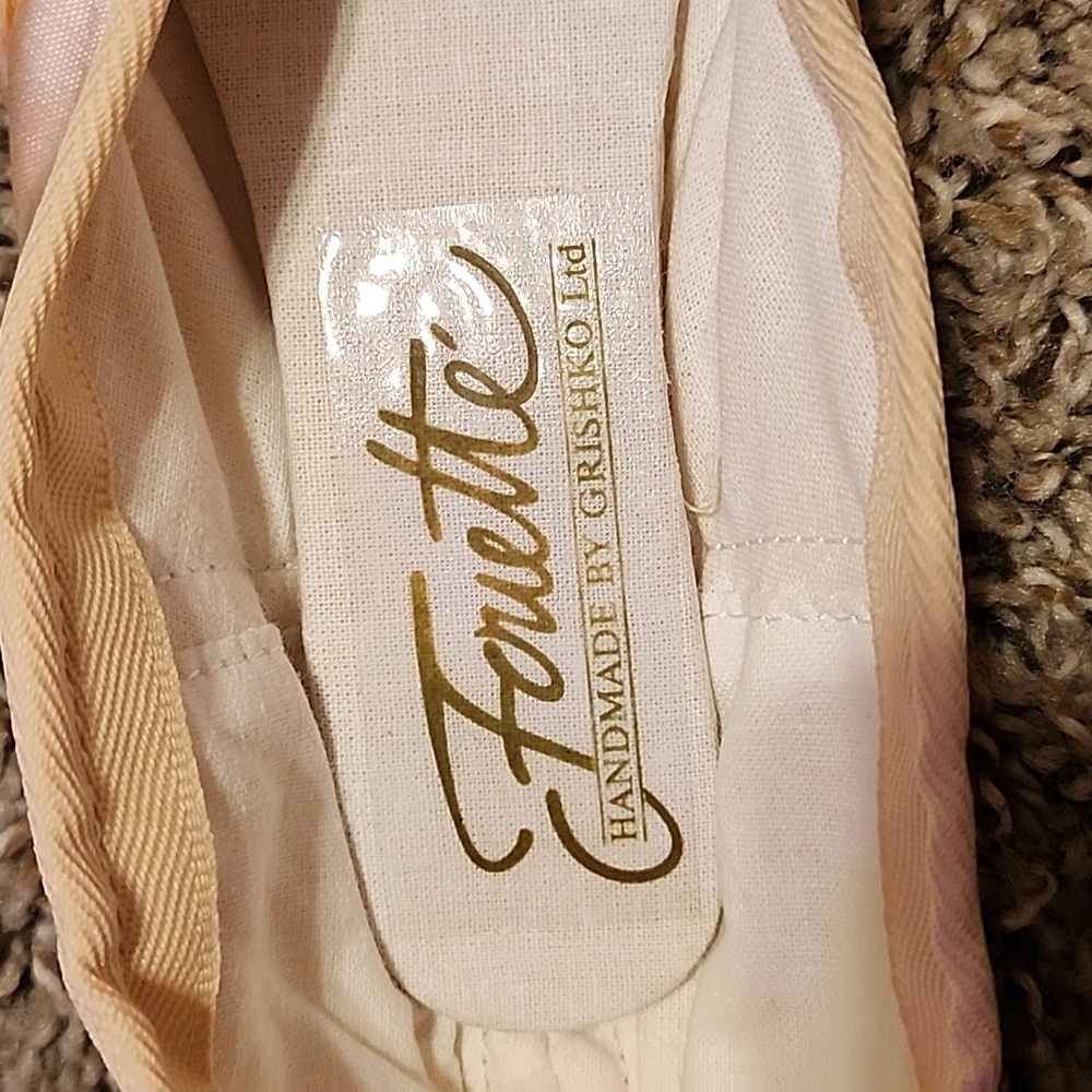 Pointe Shoes - Picture 2 of 4